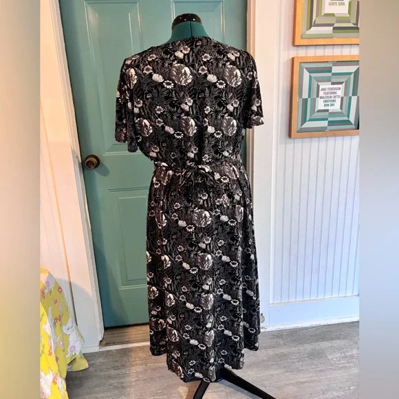 Disturbia Nightbloom. Button up midi dress NWT size 12 - Picture 3 of 6